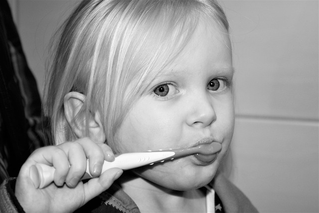 Kebiasaan yang dapat merusak gigi anak