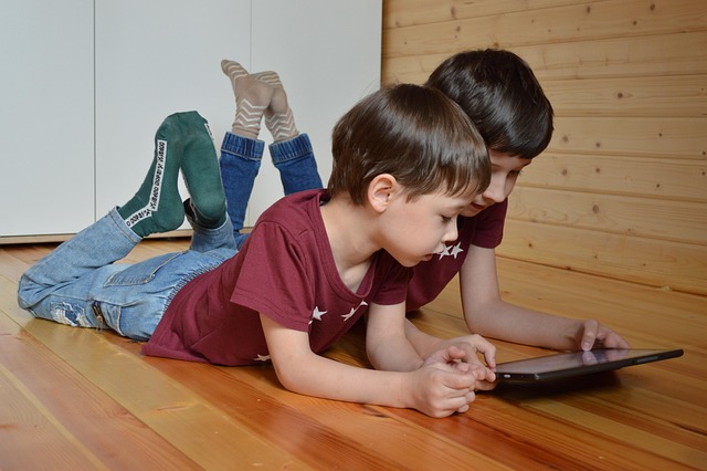 mengenalkan digital literasi pada anak